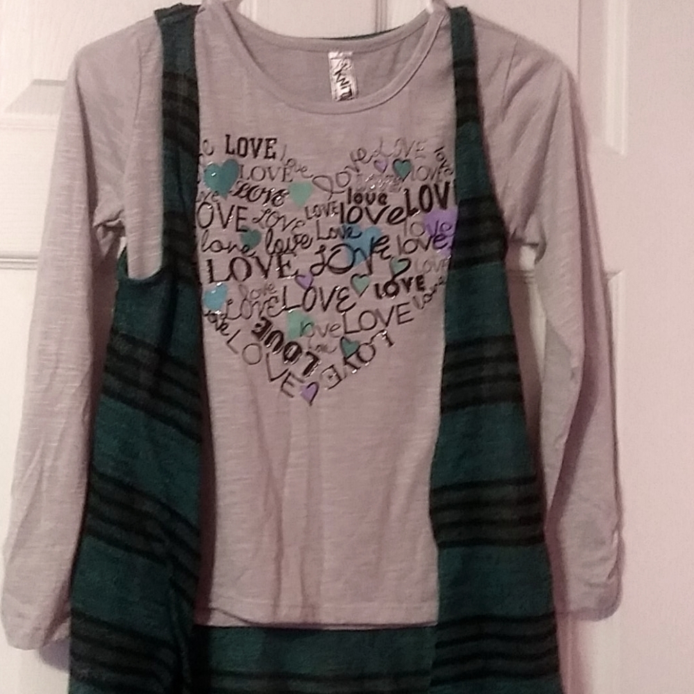 Long-sleeve t-shirt with green vest